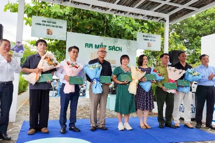 Đại diện lãnh đạo phường Sơn Trà tặng sách và hoa tri ân các tổ chức, đơn vị, cá nhân đóng góp cho cuốn sách.