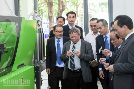 Đại biểu tham quan Phòng Thí nghiệm trọng điểm Quốc gia dùng chung Cơ điện tử và Ứng dụng tại Trường đại học Bách khoa (Đại học Đà Nẵng).