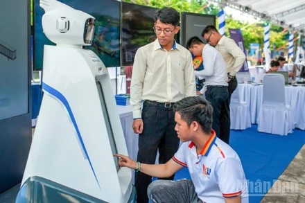 Sinh viên tìm hiểu sản phẩm khoa học, công nghệ của doanh nghiệp tại Ngày hội khởi nghiệp đổi mới sáng tạo thành phố Đà Nẵng.