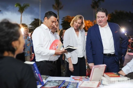 Đại sứ Hoa Kỳ tại Việt Nam Marc E.Knapper cùng lãnh đạo thành phố Đà Nẵng tham quan các gian hàng tại chương trình Giao lưu hữu nghị Việt Nam-Hoa Kỳ.