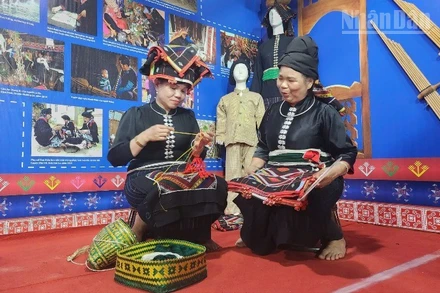 Không gian giao lưu văn hóa tại Chương trình nghệ thuật “Sắc màu Sơn La”.