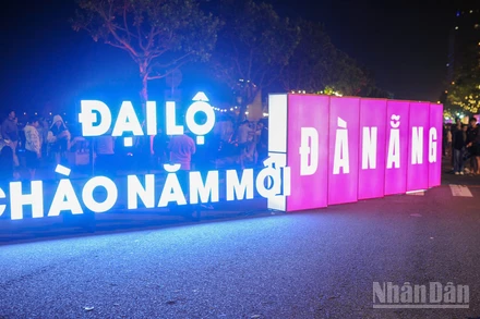 Đại lộ chào năm mới tại phố đi bộ Bạch Đằng (thành phố Đà Nẵng) trong đêm 31/12/2025.