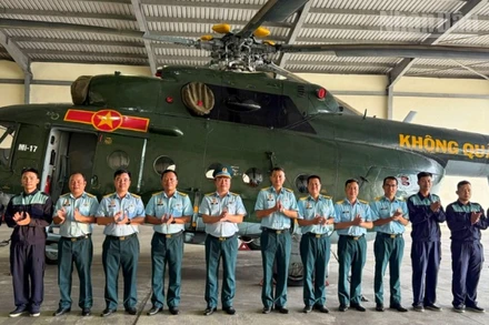 Đại tá Đoàn Thế Sơn - Phó Sư đoàn trưởng Quân huấn Sư đoàn Không quân 372 chụp ảnh lưu niệm cùng lực lượng tham gia bay A80.