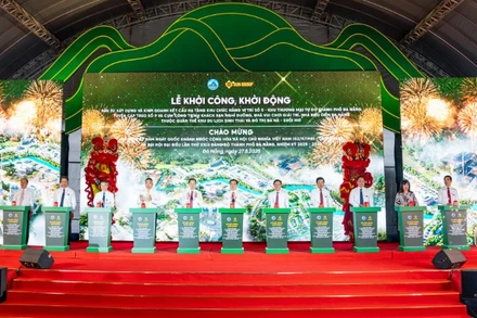 Các đại biểu thực hiện nghi thức khởi công dự án.