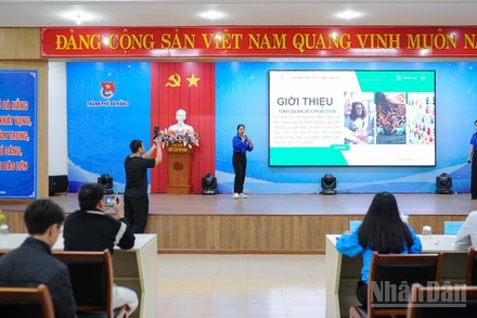 Đoàn viên thanh niên thuyết trình dự án đổi mới sáng tạo vì cộng đồng.