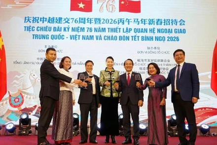 Các đại biểu thực hiện nghi thức khai mạc.