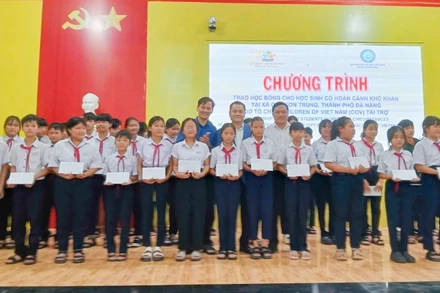 Ban Tổ chức trao học bổng cho học sinh có hoàn cảnh khó khăn trên địa bàn xã Quế Sơn Trung.