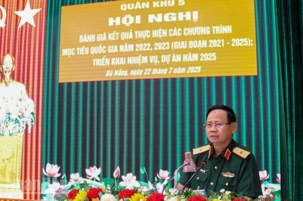 Thiếu tướng Hứa Văn Tưởng. Phó Tư lệnh Quân khu, Trưởng ban chỉ đạo thực hiện các dự án trong Chương trình mục tiêu quốc gia phát biểu chỉ đạo tại hội nghị.