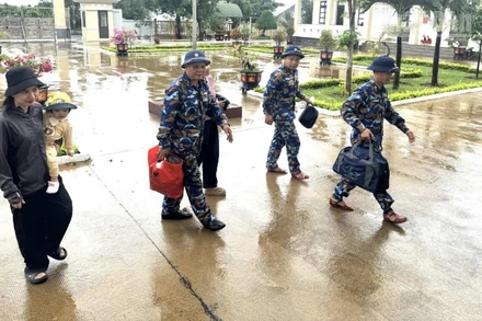Cán bộ, chiến sĩ Trạm ra-đa 540, Trung đoàn 351 (Vùng 3 Hải quân) tiếp nhận người dân đến trú bão.