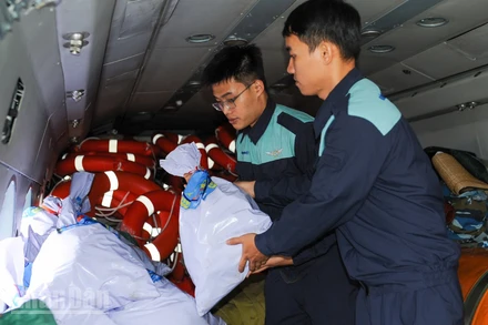 Cán bộ, chiến sĩ Sư đoàn Không quân 372 hiệp đồng chặt chẽ nhanh chóng vận chuyển hàng hóa cứu trợ lên trực thăng.