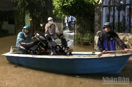 Người dân khu vực đường Mẹ Suốt chạy lụt trong đêm.