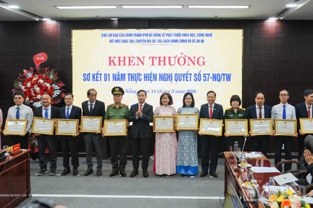 Chủ tịch Ủy ban nhân dân thành phố Đà Nẵng Phạm Đức Ấn tặng bằng khen cho các tập thể và cá nhân trong triển khai Nghị quyết số 57-NQ/TW.