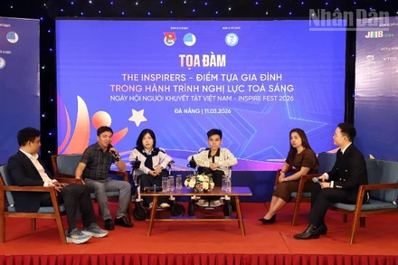 Tọa đàm “The Inspirers – Điểm tựa gia đình trong hành trình nghị lực tỏa sáng” tại chương trình.
