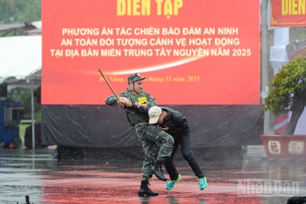 Cán bộ, chiến sĩ diễn tập phương án tác chiến bảo đảm an ninh, an toàn đối tượng cảnh vệ hoạt động tại địa bàn miền trung, Tây Nguyên năm 2025.