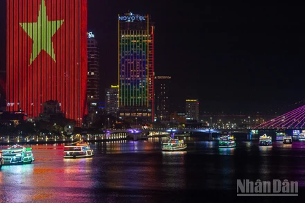 Không gian sông Hàn (thành phố Đà Nẵng) nhộn nhịp, hiện đại về đêm.
