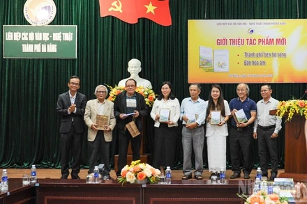 Lãnh đạo Liên hiệp các Hội Văn học-Nghệ thuật thành phố Đà Nẵng trao hai tập thơ mới cho các văn nghệ sĩ.