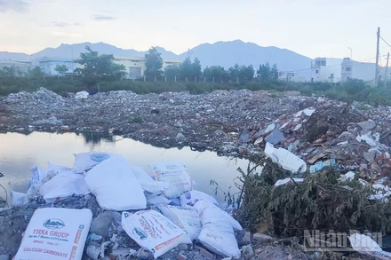 Chất thải xây dựng kèm rác đổ trộm sau trận mưa lớn tại khu vực cạnh nhà máy xử lý nước thải Liên Chiểu.