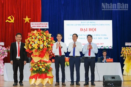 Đà Nẵng Đại Diện Lãnh Đạo Xã Hòa Vang Tặng Hoa Chúc Mừng Đại Hội.