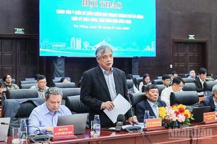 Phó Giáo sư, Tiến sĩ Trần Đình Thiên - nguyên Viện trưởng Viện Kinh tế Việt Nam, phát biểu tham luận tại hội thảo.