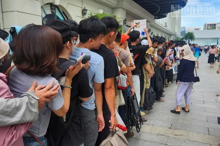 Hàng dài người dân trên địa bàn thành phố Đà Nẵng xếp hàng nộp hồ sơ đăng ký mua nhà ở xã hội An Trung 2.