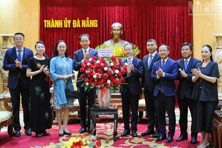 Bí thư Thành ủy Đà Nẵng Nguyễn Văn Quảng cùng Đại sứ đặc mệnh toàn quyền nước Cộng hòa Nhân dân Trung Hoa tại Việt Nam Hà Vĩ và Phu nhân.