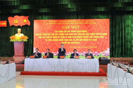 Bí thư Thành ủy Nguyễn Văn Quảng cùng các đồng chí lãnh đạo thành phố chủ trì hội nghị.