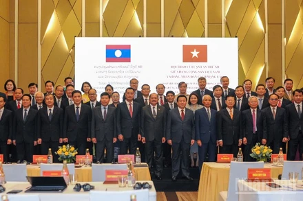 Các đại biểu tại hội thảo chụp hình lưu niệm.