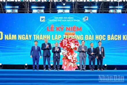 Trường đại học Bách khoa, Đại học Đà Nẵng đón nhận lẵng hoa chúc mừng của Bộ Giáo dục và Đào tạo.