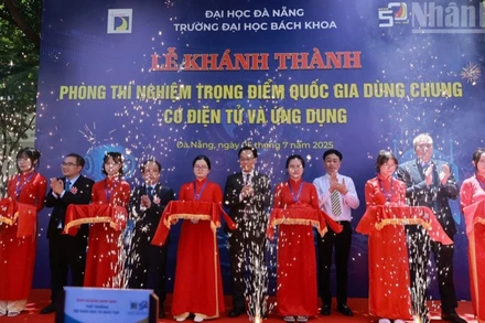 Các đại biểu cắt băng khánh thành Phòng Thí nghiệm trọng điểm Quốc gia dùng chung Cơ điện tử và Ứng dụng.