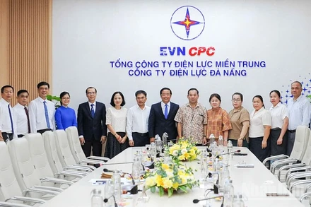 Đoàn công tác Báo Pasaxon chụp hình lưu niệm cùng Công ty Điện lực Đà Nẵng.