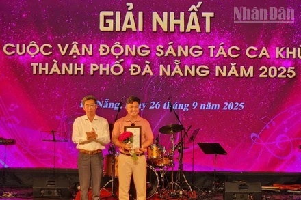 Phó Chủ tịch Ủy ban nhân dân thành phố Đà Nẵng Trần Chí Cường trao Giải Nhất cho tác giả Nguyễn Phước Vũ Bảo.
