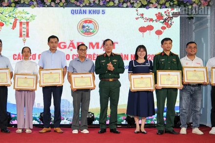 Bộ Tư lệnh Quân khu 5 trao tặng Bằng khen cho các cá nhân, tập thể đã có thành tích xuất sắc trong công tác phối hợp tuyên truyền.