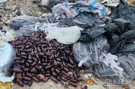 Lượng lớn vỉ thuốc và vỏ chai bị đổ trộm tại phường Hòa Hiệp Nam.