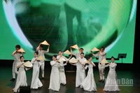 Tiết mục biểu diễn trong khuôn khổ chương trình nghệ thuật “Ánh sáng Phương Đông”. (Ảnh: XUÂN HƯNG)