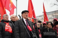 Chủ tịch Đảng Cộng sản Liên bang Nga Gennady Zyuganov phát biểu tại lễ mít-tinh kỷ niệm 108 năm Cách mạng Tháng Mười vĩ đại. (Ảnh: XUÂN HƯNG)