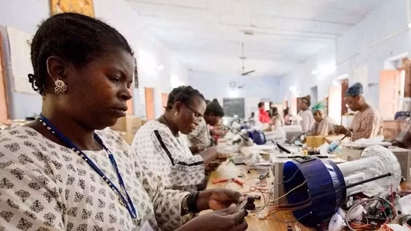 Phụ nữ châu Phi học cách lắp ráp linh kiện thiết bị điện mặt trời. (Ảnh: Liên hợp quốc)
