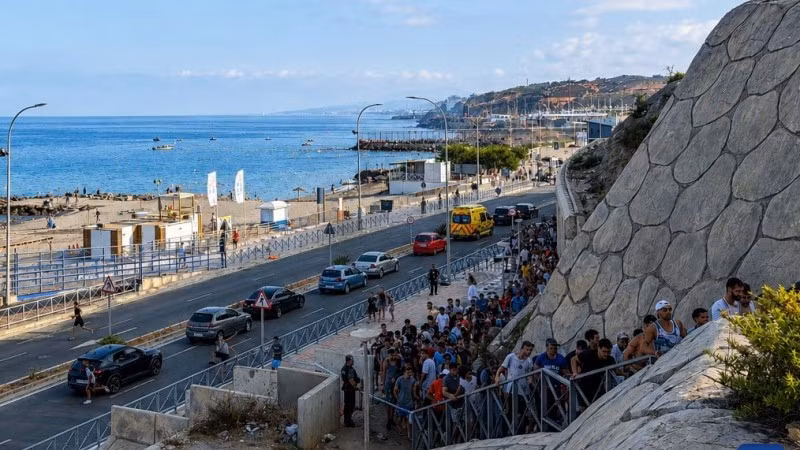 Người di cư vượt biên trái phép tiến vào Ceuta, vùng lãnh thổ của Tây Ban Nha ở Bắc Phi, ngày 30/7/2026. (Ảnh: Tân Hoa xã)