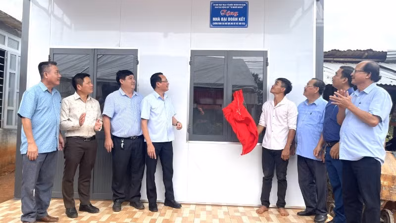 Người dân sống trong vùng đất quy hoạch mở bau-xít vui mừng đón nhà mới.