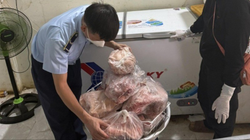  Lực lượng Quản lý thị trường kiểm tra thực phẩm đông lạnh.
