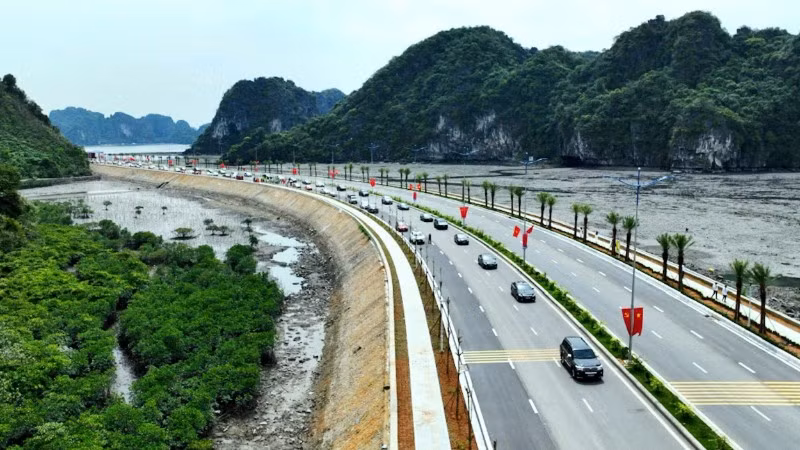 Đường bao biển Hạ Long-Cẩm Phả tạo thuận lợi phát triển du lịch, vận tải cho địa phương.