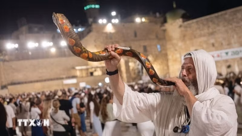 Nghi thức trung tâm trong Rosh Hashanah là việc thổi shofar – tù và làm từ sừng cừu đực, vào mỗi buổi sáng (trừ ngày Sabbath), như một hồi chuông thức tỉnh tâm linh, mời gọi con người hướng về sự thay đổi và làm mới bản thân. (Ảnh: TTXVN phát)