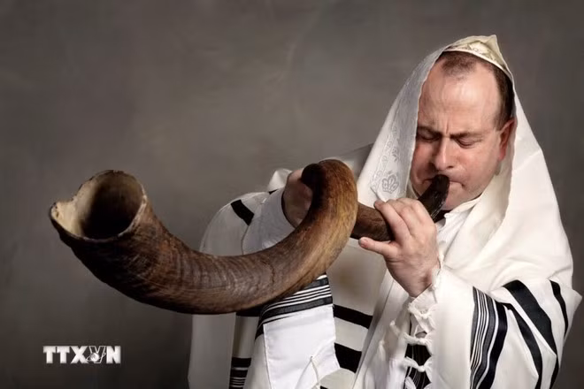 Nghi thức trung tâm trong Rosh Hashanah là việc thổi shofar – tù và làm từ sừng cừu đực. (Ảnh: TTXVN phát)