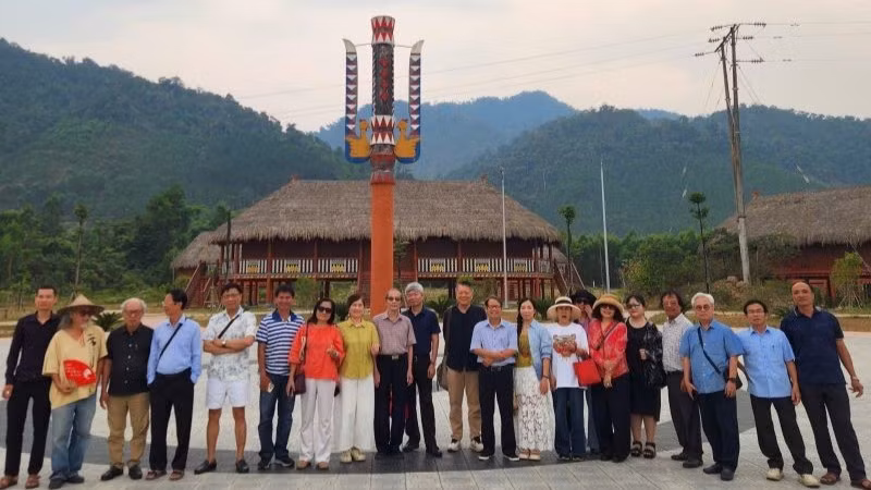 Các văn nghệ sĩ đi thực tế sáng tác tại vùng núi Nam Đông, Huế.