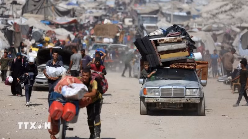 Người dân Palestine sơ tán tránh xung đột tại Gaza. (Ảnh: THX/TTXVN)