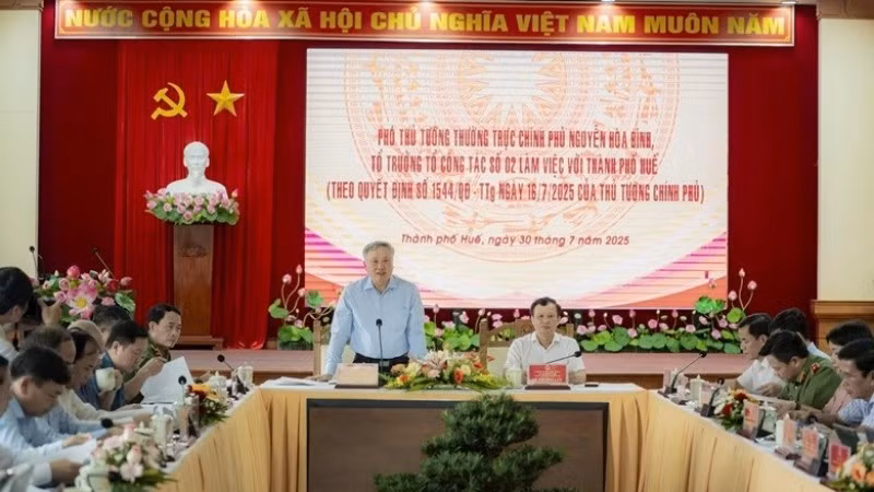 Phó Thủ tướng Thường trực Chính phủ Nguyễn Hòa Bình dẫn đầu Đoàn công tác của Chính phủ làm việc với Ban Thường vụ Thành ủy Huế.