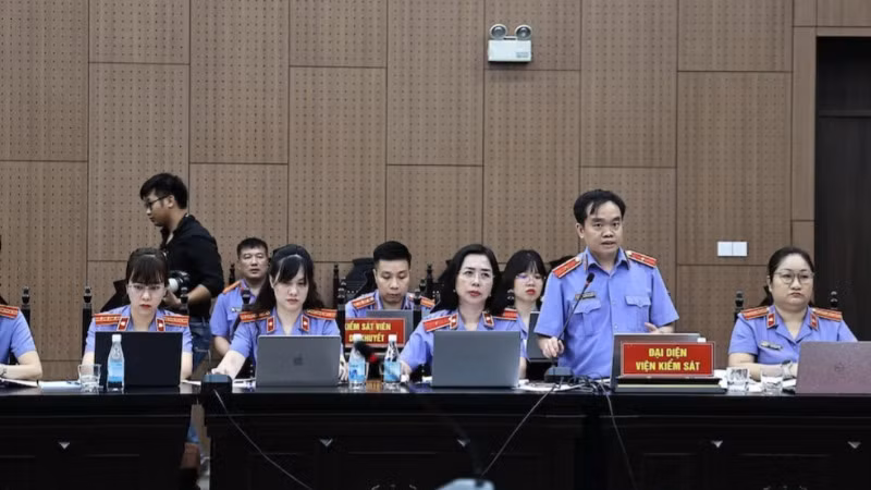 Đại diện Viện Kiểm sát công bố bản luận tội.