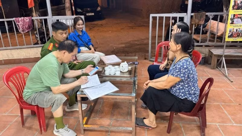 Công an Hà Nội hướng dẫn người dẫn người dân cài đặt VNeID trên điện thoại.