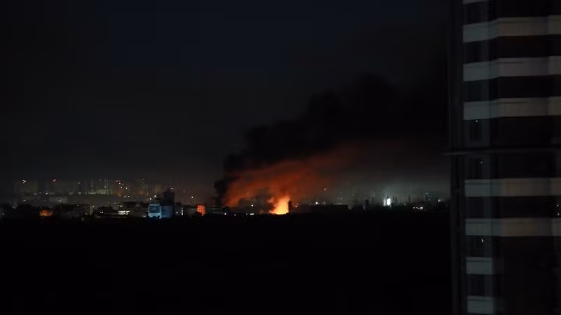 Khói và lửa bốc lên sau loạt tiếng nổ ở Kiev, Ukraine ngày 2/6/2026. (Ảnh: THX/TTXVN)