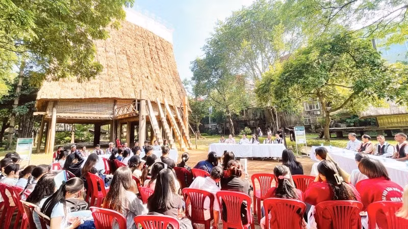 Trao đổi về bảo tồn nhà rông trong đời sống đương đại tại Bảo tàng Dân tộc học Việt Nam.