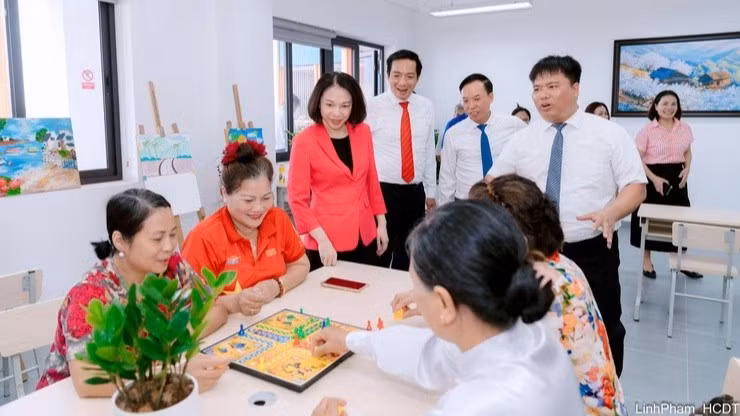 Lãnh đạo thành phố Hà Nội tham quan mô hình chăm sóc sức khỏe người cao tuổi tại phường Long Biên. (Ảnh: Báo Nhân Dân)